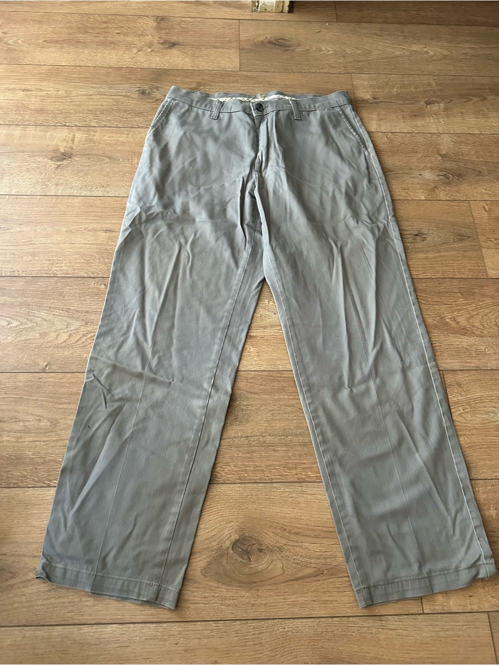 Classic Men’s LEE Straight-Leg Pants in Light Gray